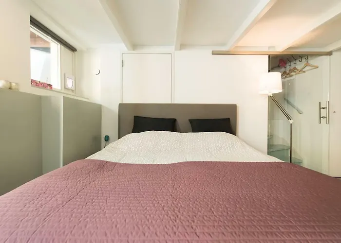 Quiet Apartment For 4 At Park In Center